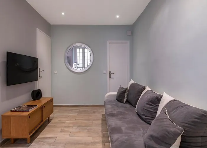 Authentic Old Town, Separate Bedroom, Ac Apartment *